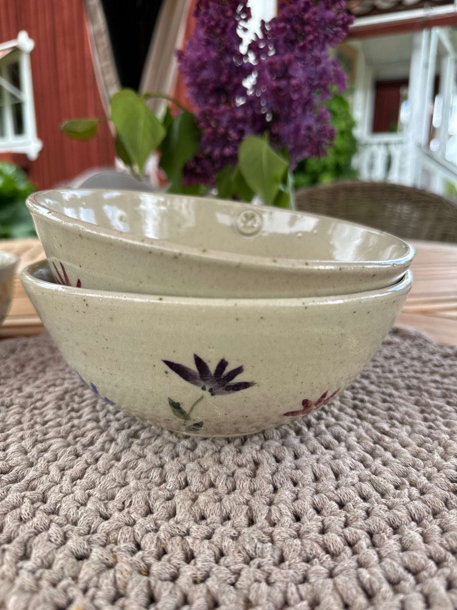 Två skålar med blommor i akvarell