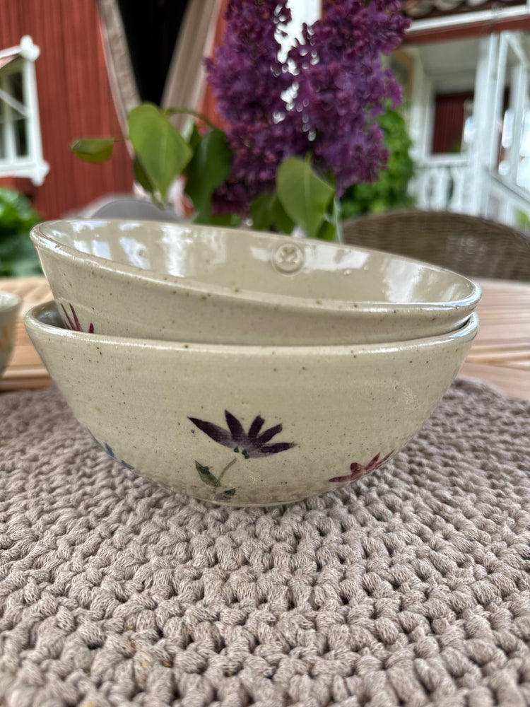 Två skålar med blommor i akvarell