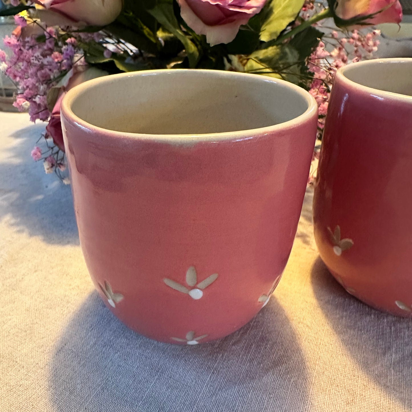 Rosa mugg med blommor