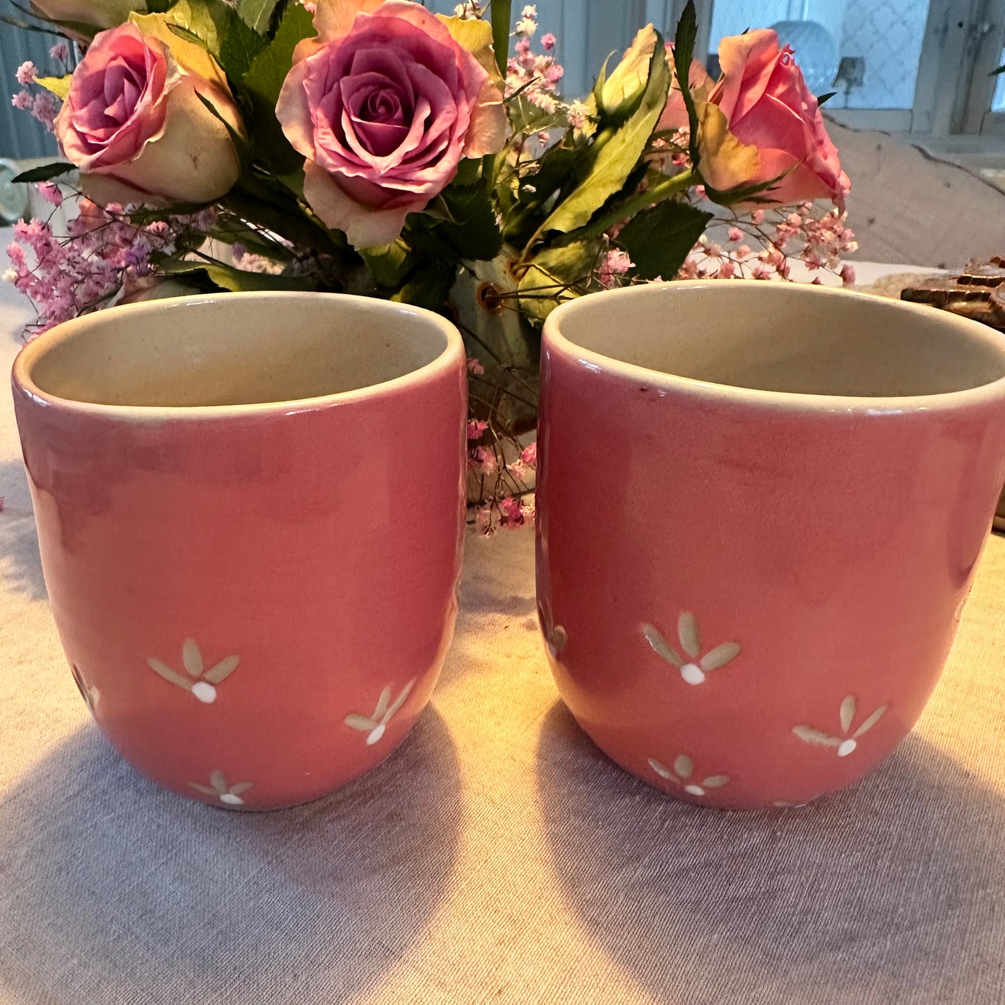 Rosa mugg med blommor