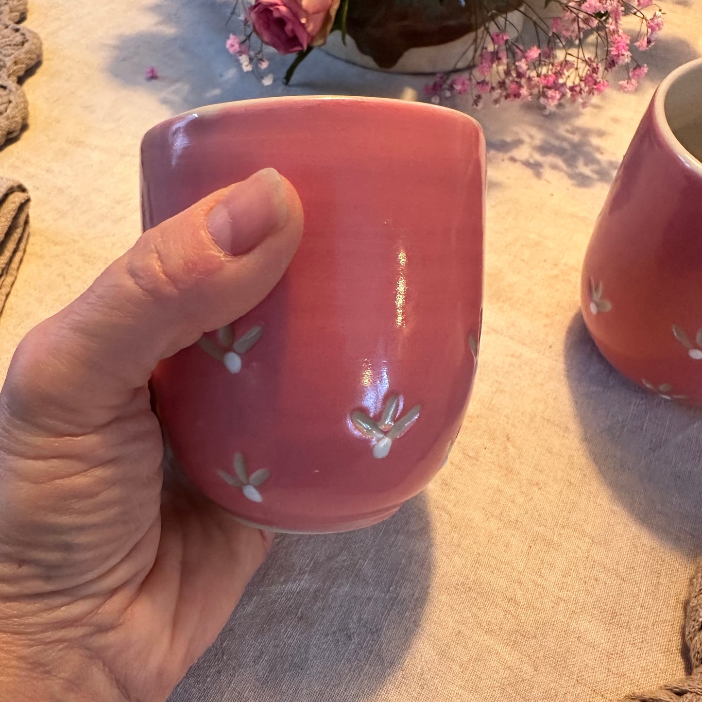 Rosa mugg med blommor