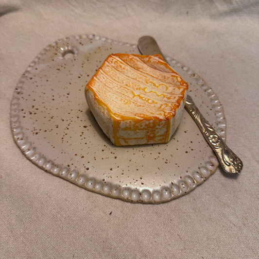 Bricka med lavaprickar