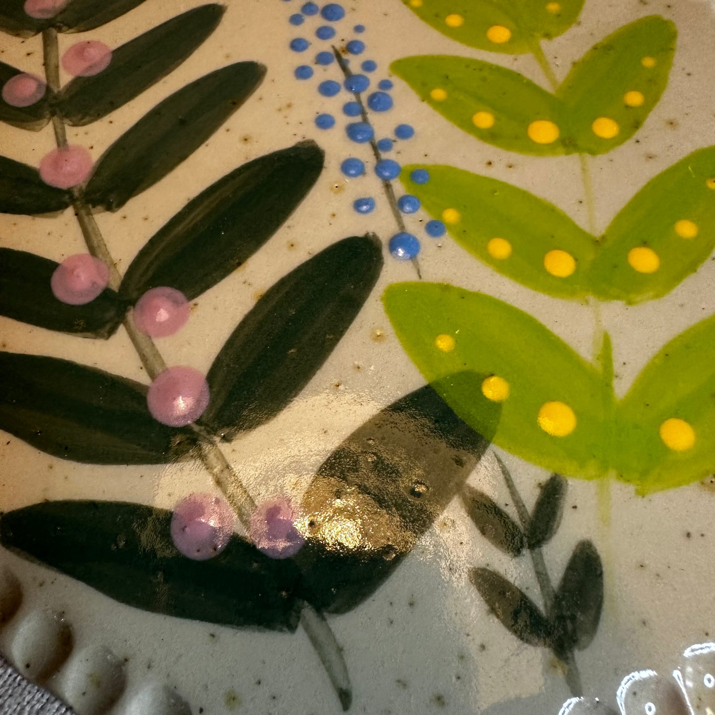 Bricka med blad och blommor