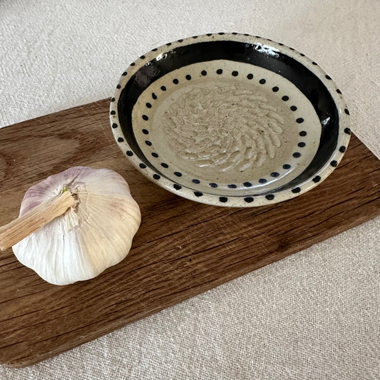 Vitlöksrivare - svarta mönster