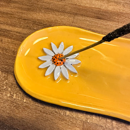 Rökelsefat med vit blomma