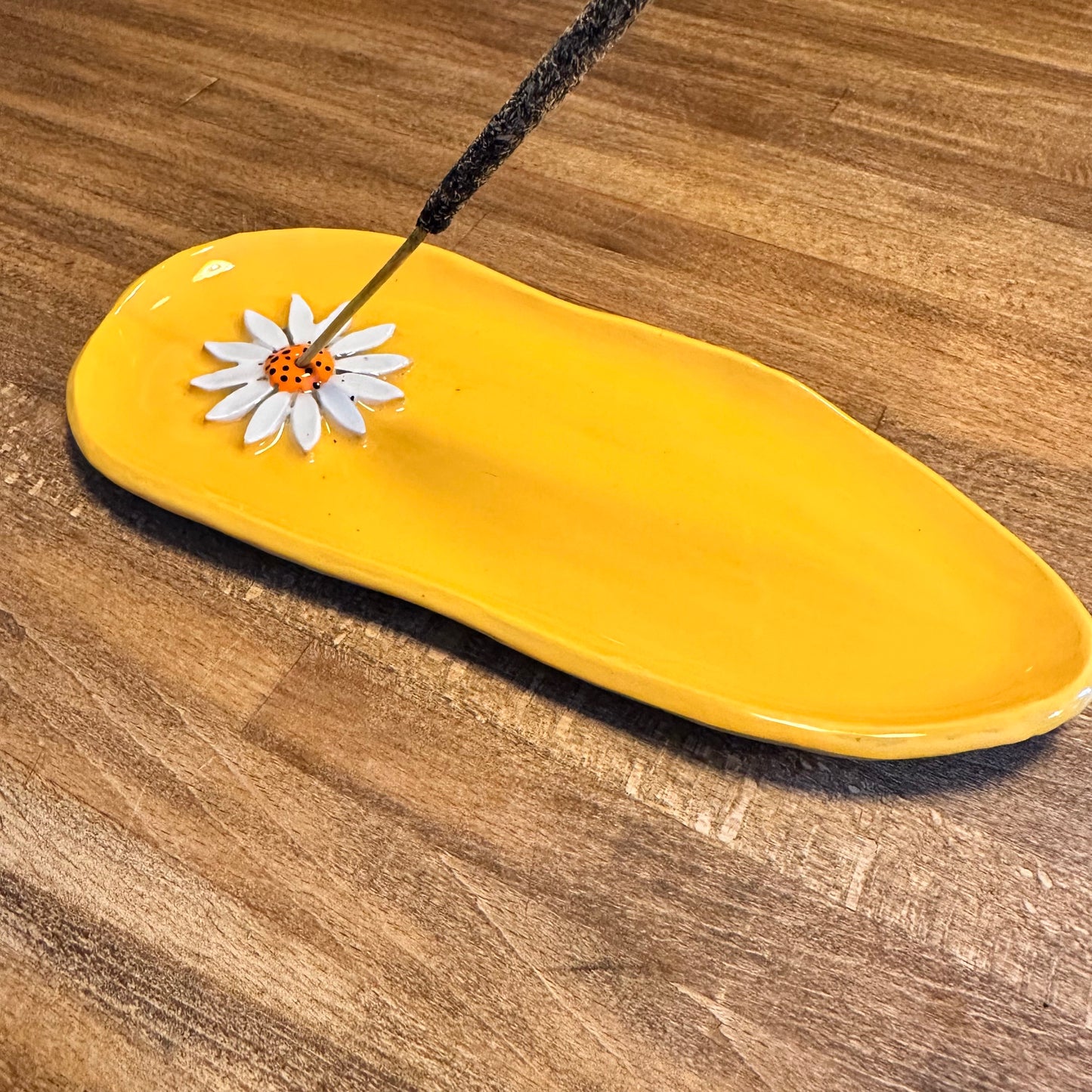 Rökelsefat med vit blomma
