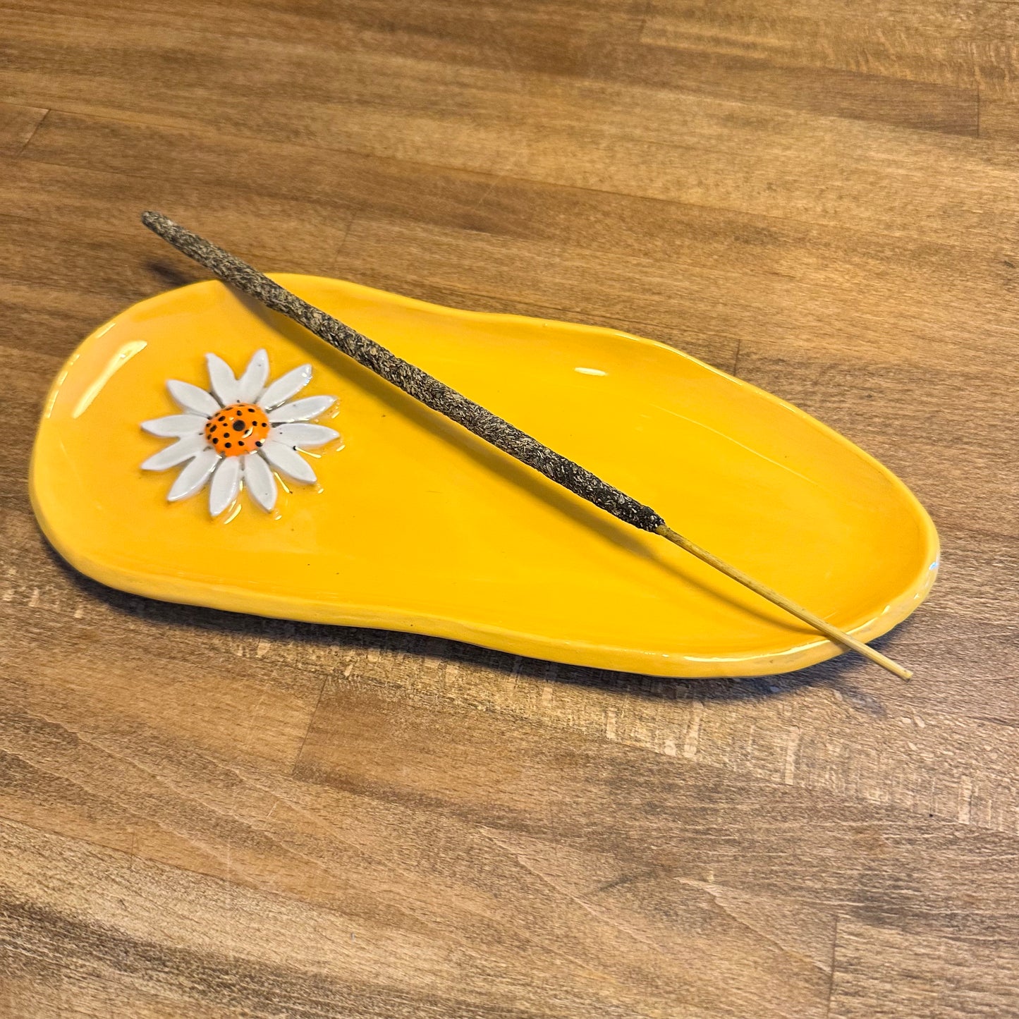 Rökelsefat med vit blomma
