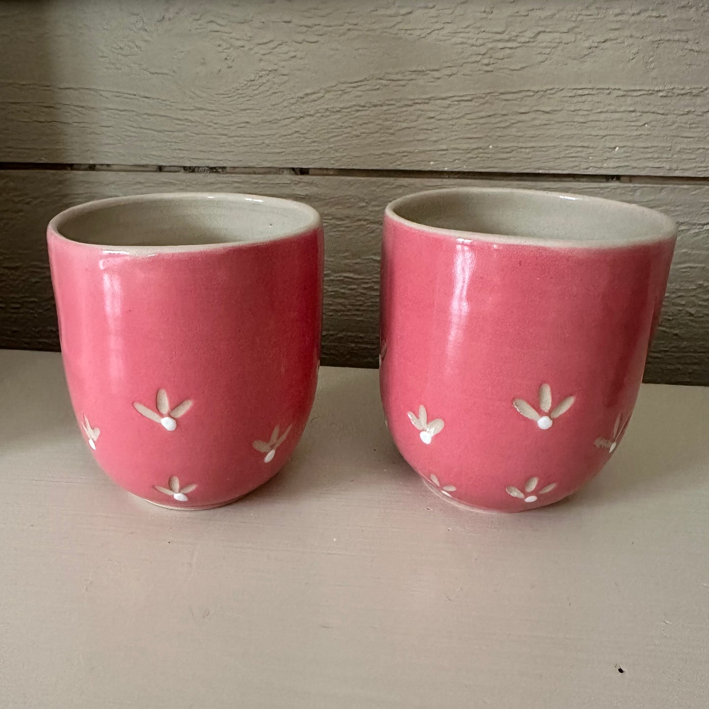 Rosa mugg med blommor