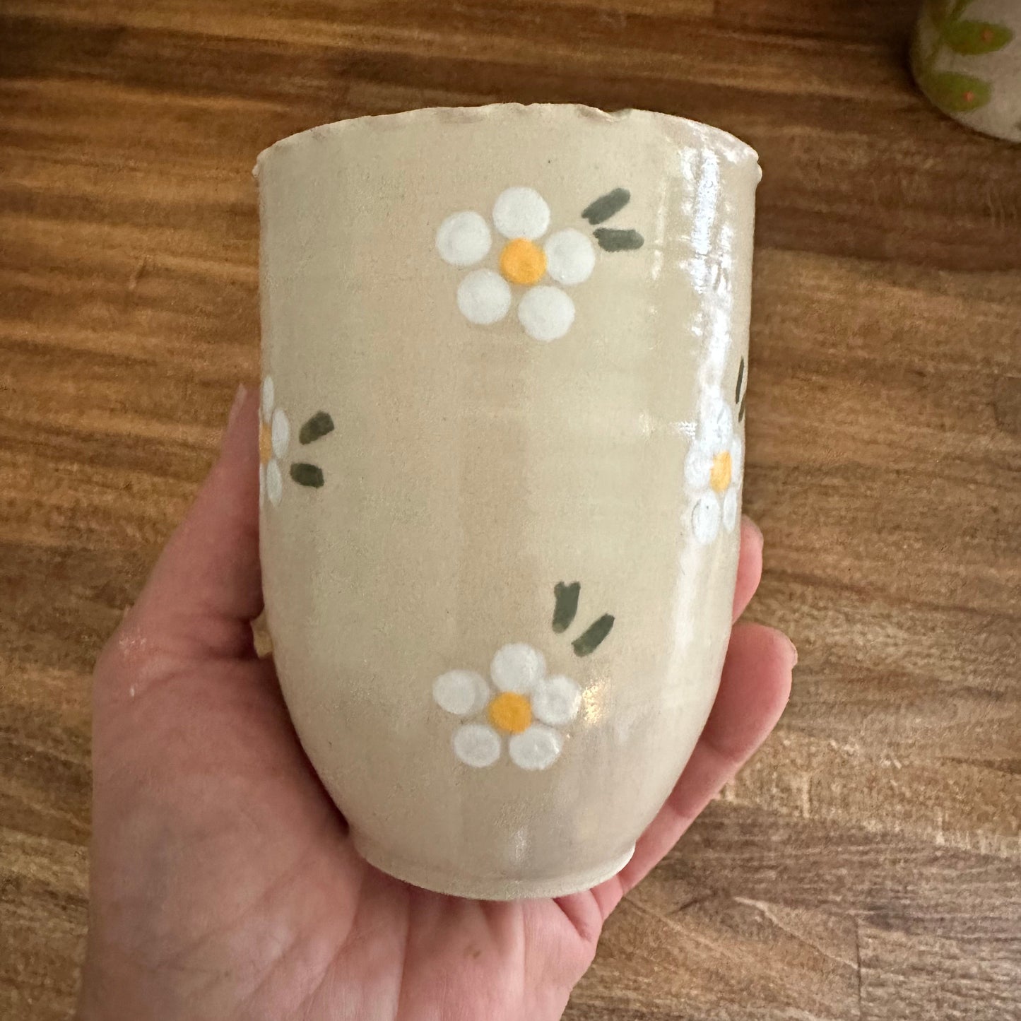 Tandborstglas med vita blommor