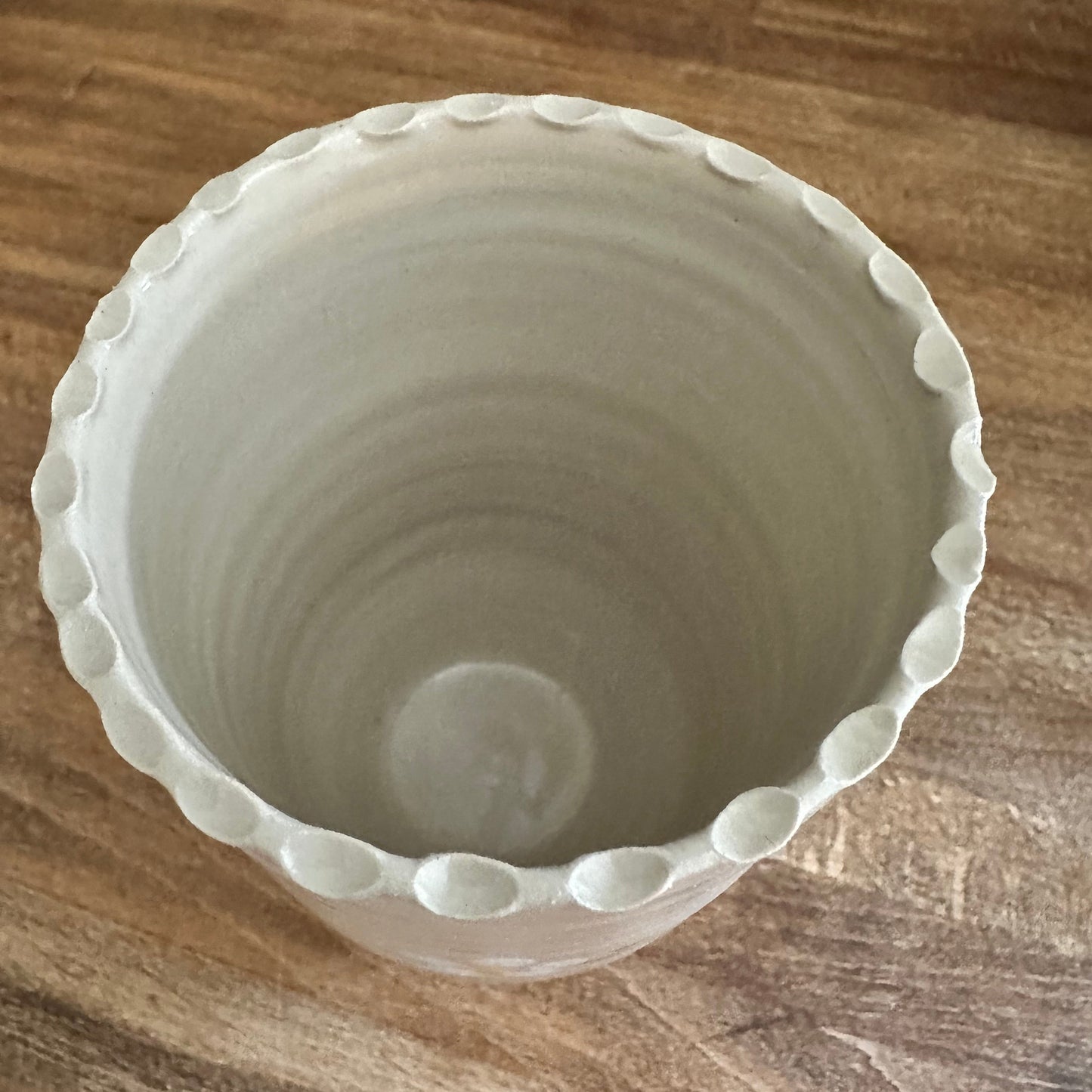 Tandborstglas med vita blommor
